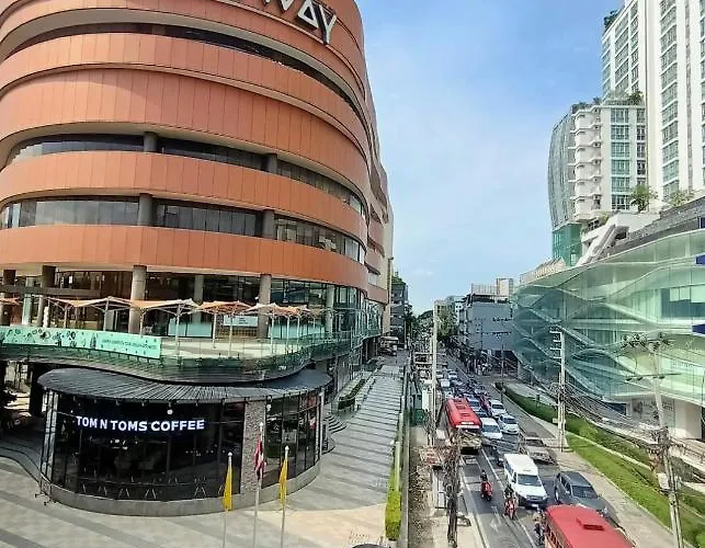 Nato House Ekkamai 3*